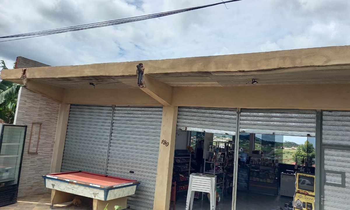 Homens caem de laje e são atingidos por estrutura metálica em Matias Barbosa (MG)