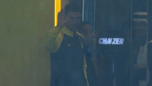 Impedido de estrear pelo clube saudita, Cristiano Ronaldo assistiu à vitória do Al-Nassr do camarote