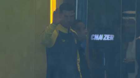 Impedido de estrear pelo clube saudita, Cristiano Ronaldo assistiu à vitória do Al-Nassr do camarote