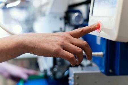 Muitas empresas já adotam o fluxo híbrido: imprimem a peça (metálica ou polimérica) e usam o CNC apenas para o acabamento
