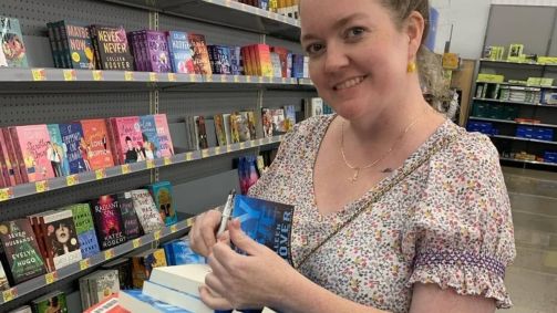 Impulsionada pelo TikTok, Colleen Hoover segue como autora mais vendida no Brasil