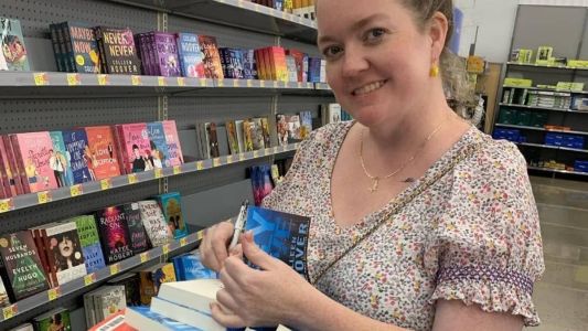 Impulsionada pelo TikTok, Colleen Hoover segue como autora mais vendida no Brasil