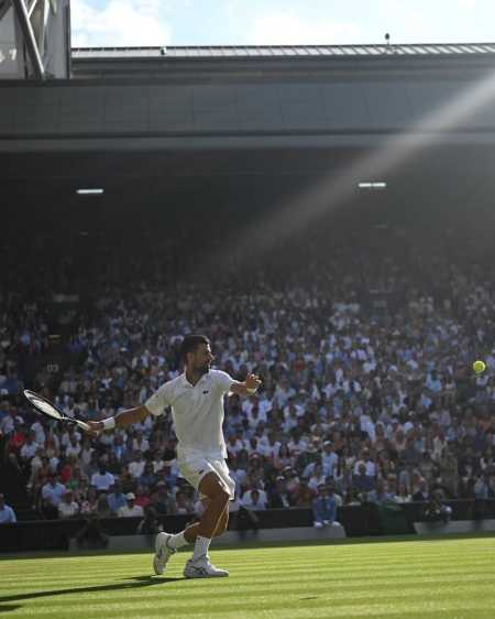 Djokovic avança á semifinal de Wimbledon
