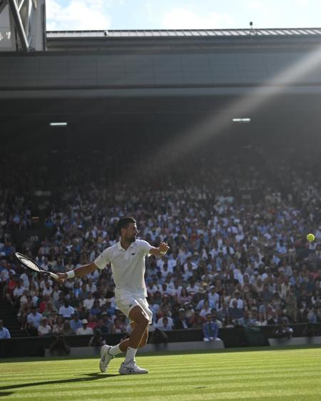 Djokovic avança á semifinal de Wimbledon