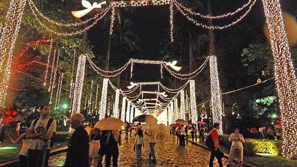 Após ‘caça ao tesouro’, inauguração das luzes de Natal da Praça da Liberdade está mantida