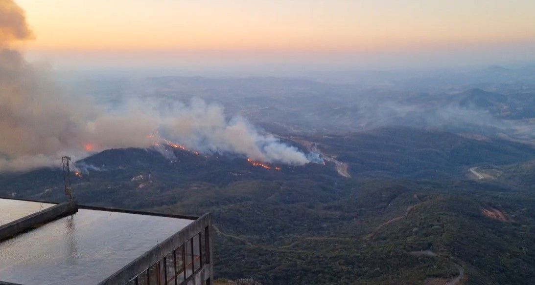 Bombeiros chegam ao 3º dia de combate a queimadas na Serra da Piedade e na Serra do Caraça, em MG