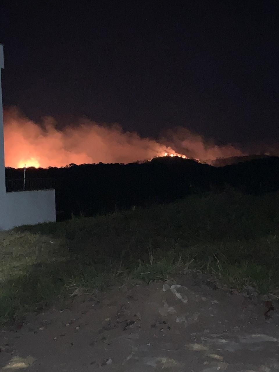 Incêndio de grandes proporções pode atingir área preservada do parque em Juiz de Fora (MG)