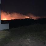Incêndio de grandes proporções pode atingir área preservada do parque em Juiz de Fora (MG)