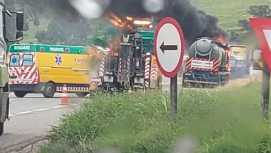 Foto mostra combate às chamas em veículos atingidos pelo fogo na BR-381, em São Gonçalo do Sapucaí