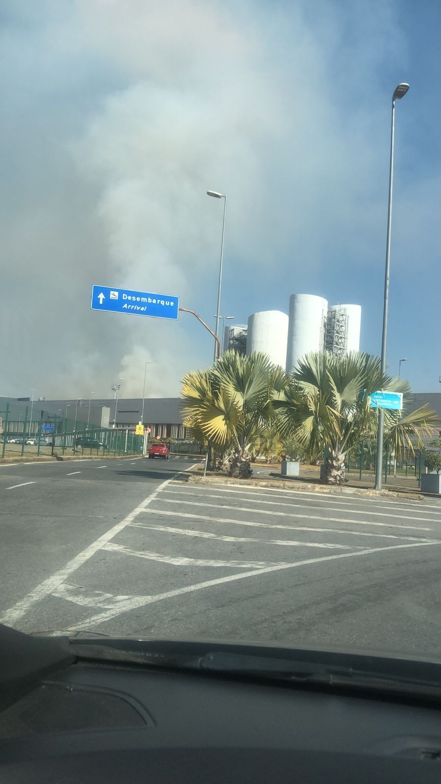 Incêndio atinge mata ao lado do Aeroporto de Confins