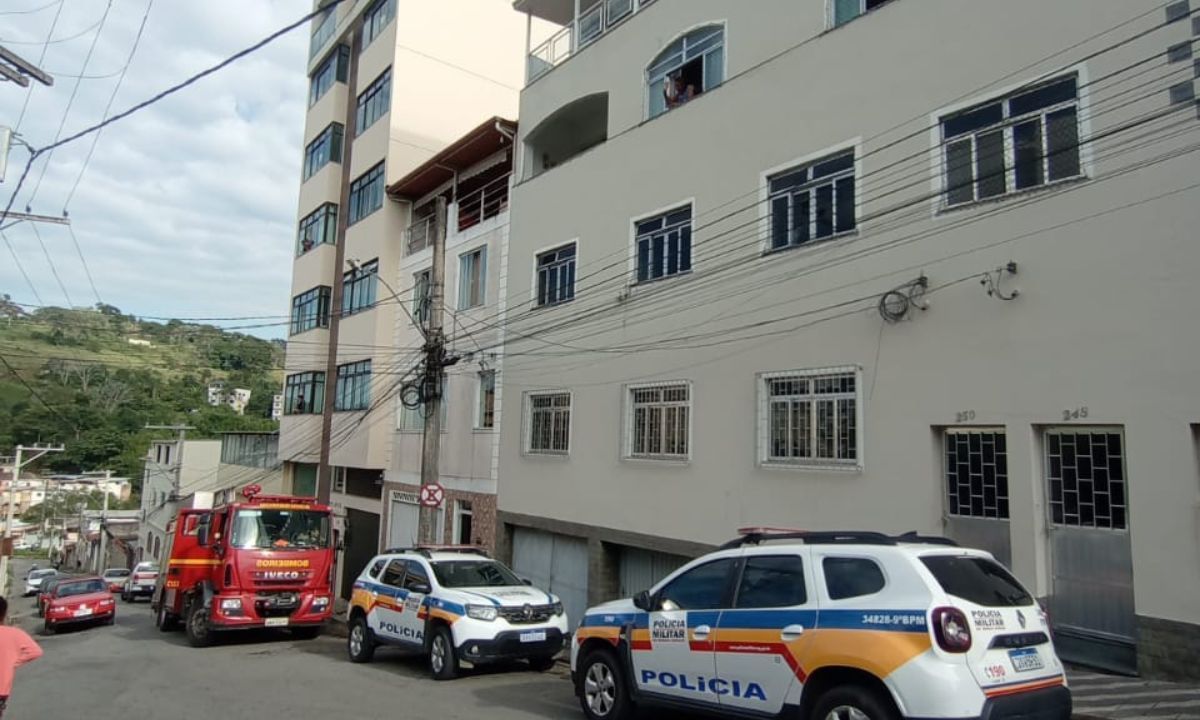 PM resgata homem preso em incêndio de apartamento em Santos Dumont (MG)