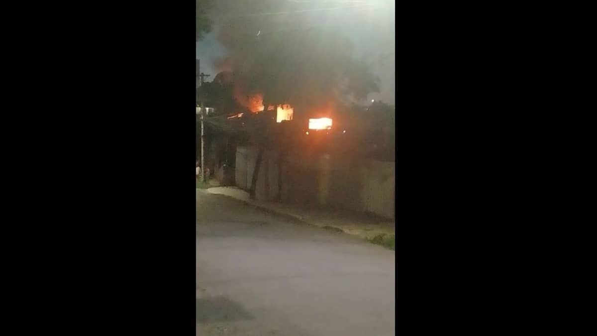 Vídeo: vela causa princípio de incêndio em casa na Pampulha, em BH