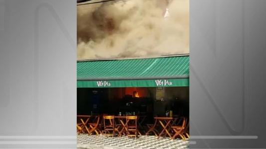 Incêndio atinge bar Vaca Véia no Itaim Bibi, em São Paulo.