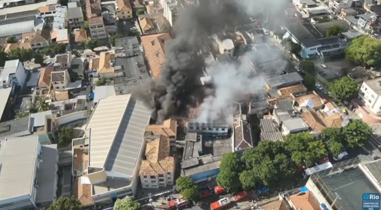 Incêndio atinge fábrica de fantasias de carnaval no Rio de Janeiro; veja vídeo