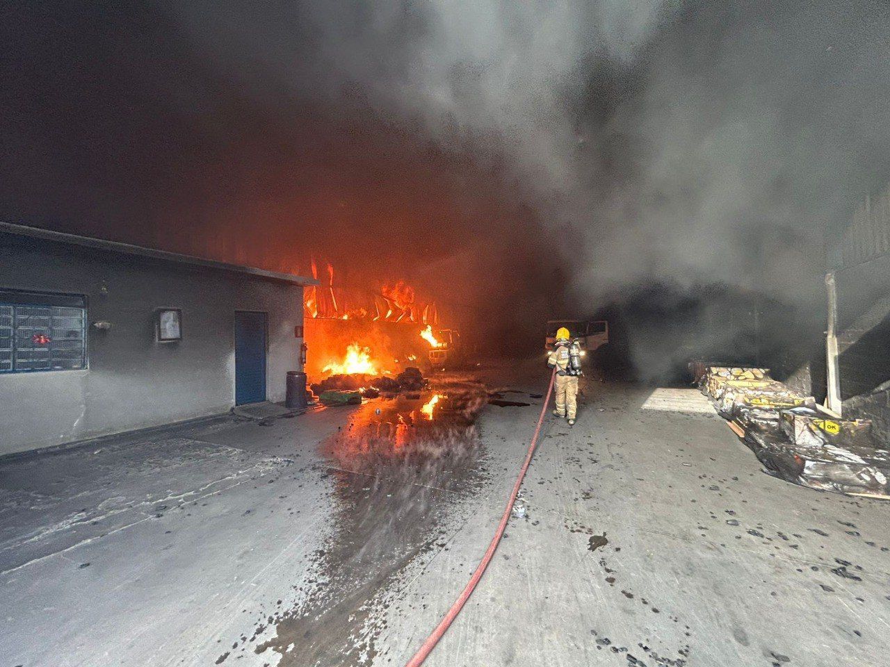 Incêndio atinge galpão com 150 toneladas de borracha em Betim, na Grande BH; veja fotos