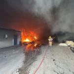 Incêndio atinge galpão com 150 toneladas de borracha em Betim, na Grande BH; veja fotos