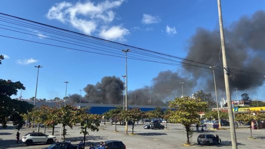 Incêndio atinge galpão que abrigou o antigo supermercado Extra