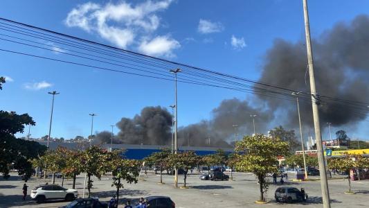Incêndio atinge galpão que abrigou o antigo supermercado Extra