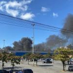 Veja fotos e vídeos do incêndio que atinge galpão de supermercado perto de Shopping em BH