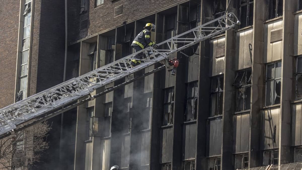 Incêndio em bloco de apartamentos abandonado mata mais de 70 pessoas na África do Sul