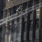 Incêndio em bloco de apartamentos abandonado mata mais de 70 pessoas na África do Sul
