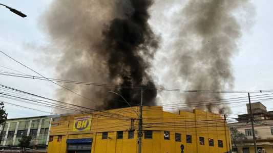 Incêndio atinge unidade do Supermercados BH a poucos metros do Independência