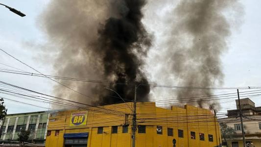 Incêndio atinge unidade do Supermercados BH a poucos metros do Independência