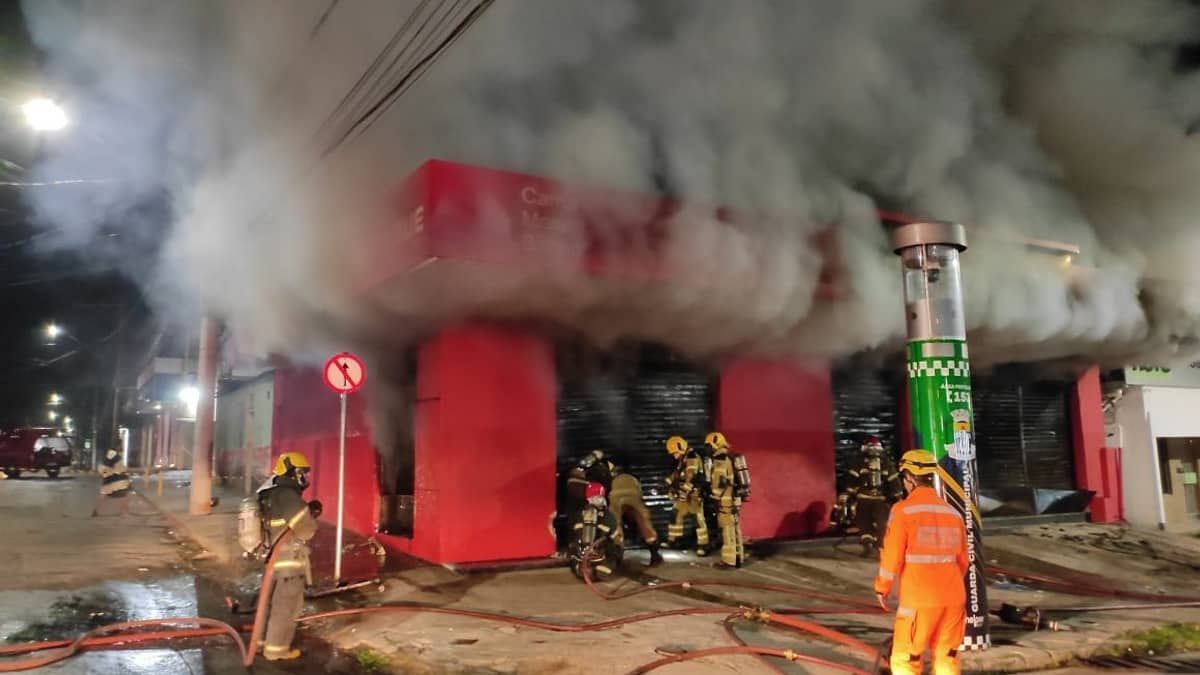 Bombeiros ‘viram’ a noite combatendo incêndio em loja na Grande BH