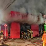 Bombeiros ‘viram’ a noite combatendo incêndio em loja na Grande BH