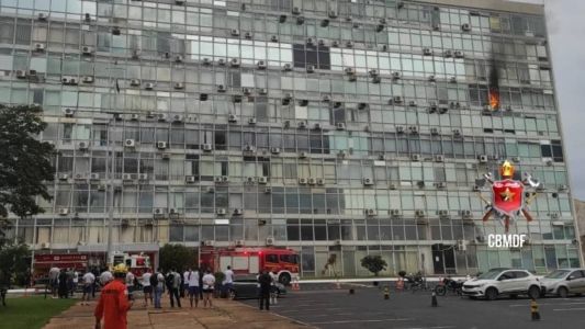 Incêndio atingiu o sexto andar do prédio da Marinha, na Esplanada dos Ministérios, neste domingo (18)