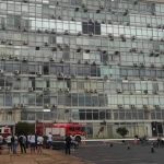 Prédio da Marinha é atingido por incêndio, e peritos investigam causa do início das chamas