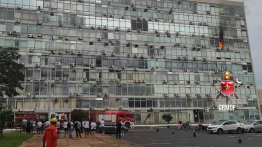 Incêndio atingiu o sexto andar do prédio da Marinha, na Esplanada dos Ministérios, neste domingo (18)