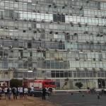 Prédio da Marinha é atingido por incêndio, e peritos investigam causa do início das chamas