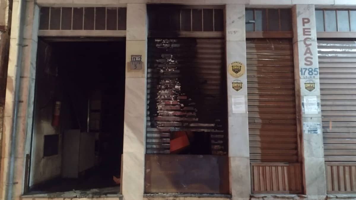Incêndio criminoso atinge prédio comercial na Avenida Bias Fortes, no Barro Preto
