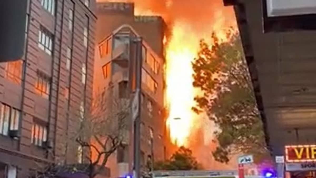 Vídeo: incêndio de grandes proporções atinge prédio de sete andares na Austrália  