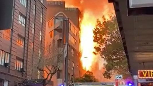 Incêndio atingiu um prédio perto de uma das estações de trem mais movimentadas de Sydney