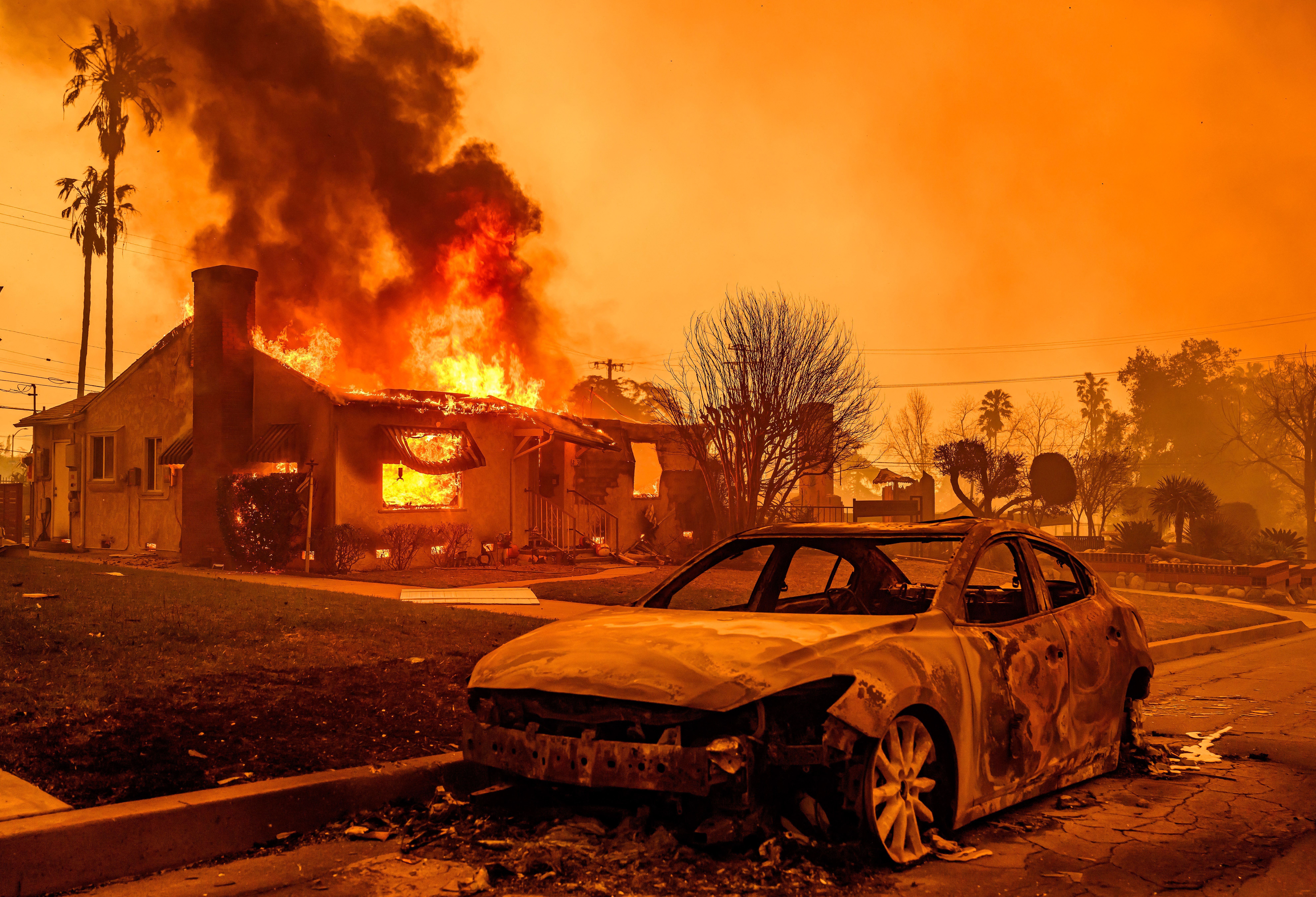 Incêndio avança em Los Angeles, e moradores recebem ordem para sair de área próxima à Calçada da Fama; veja fotos