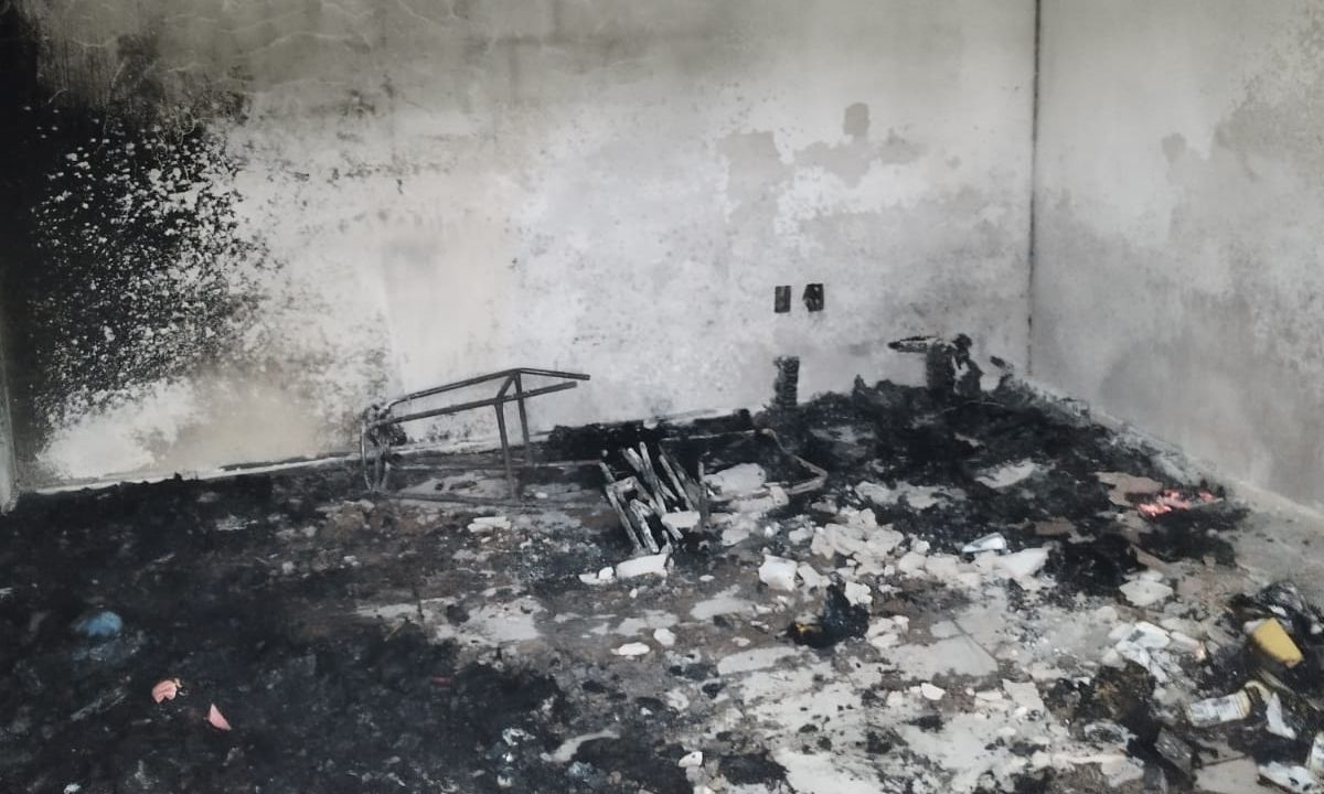 Defesa Civil interdita casa incendiada na região Nordeste de Juiz de Fora