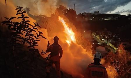 Bombeiros combateram incêndio no Bairro Bom Clima, em Juiz de Fora