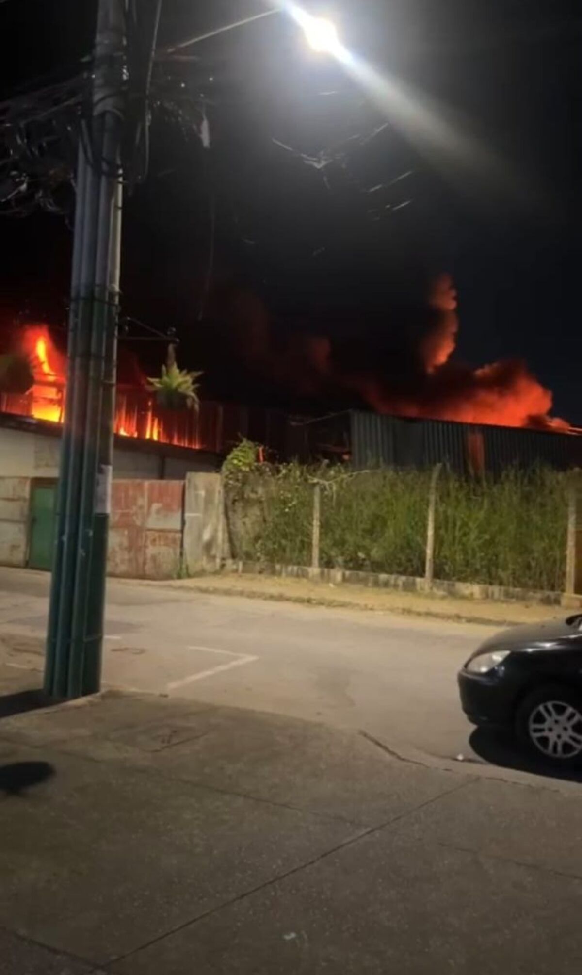 Incêndio de grandes proporções atinge depósito de reciclagem no bairro Chácara, em Betim