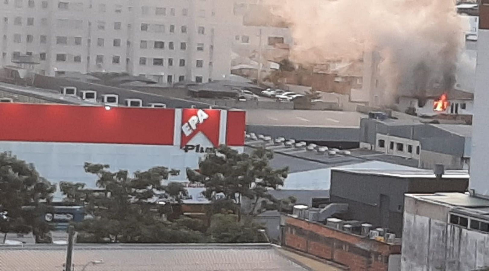 Bombeiros combatem incêndio em casa no bairro Castelo, em BH