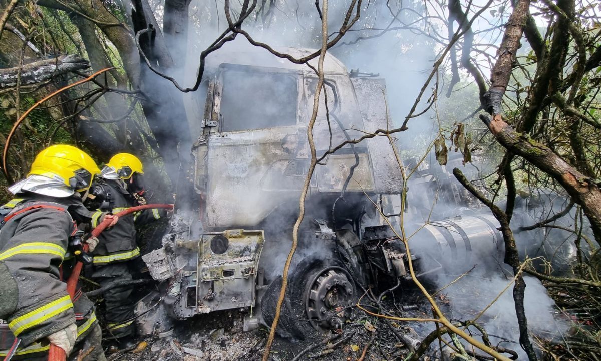 Bombeiros combatem incêndio em carreta na BR-265 em São João del-Rei (MG)
