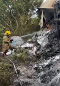 Caminhão carbonizado após incêndio em BR de Francisco Sá