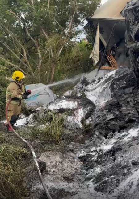 Caminhão carbonizado após incêndio em BR de Francisco Sá