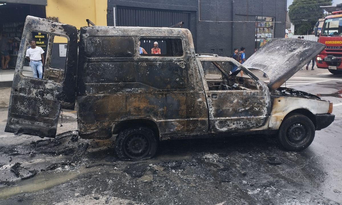 Incêndio destrói carro na Zona Norte de Juiz de Fora