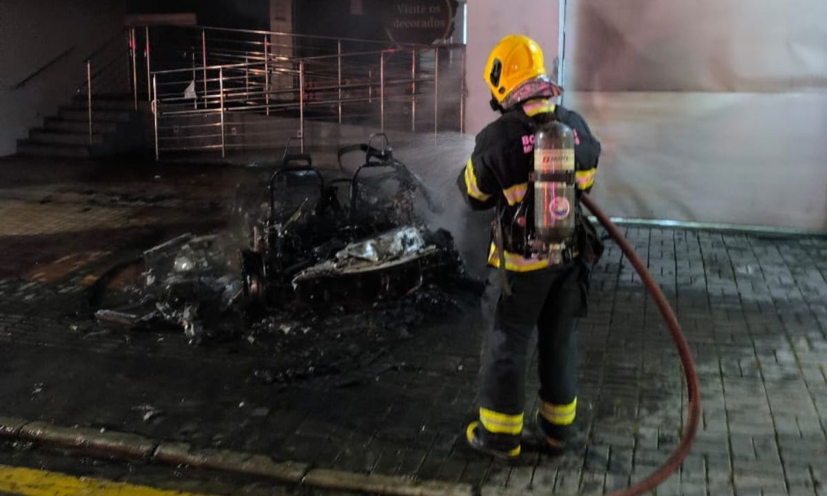 Bombeiros controlam incêndio criminoso em carro elétrico em Juiz de Fora