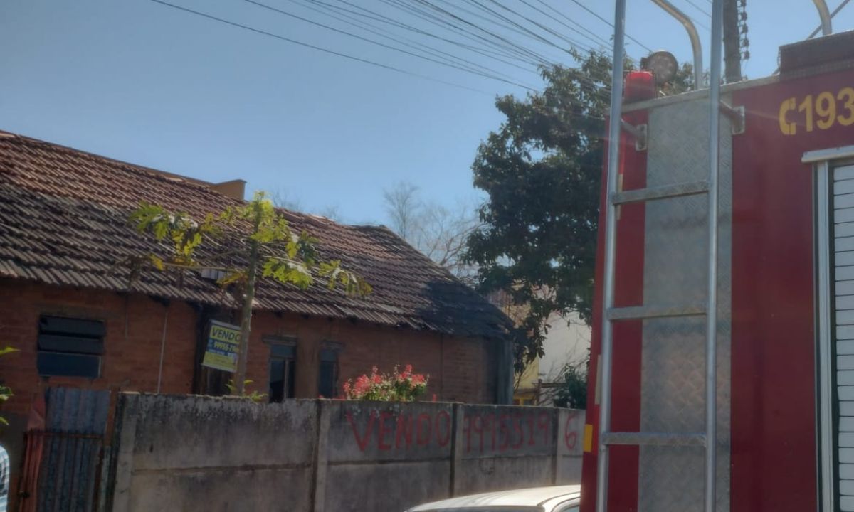 Incêndio em casa abandonada mobiliza vizinhos e Bombeiros em Juiz de Fora