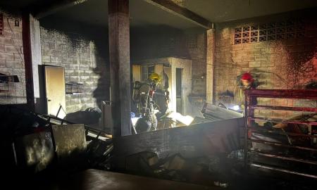 Bombeiros controlaram incêndio Casa de Ração em Dias Tavares em Juiz de Fora Foto Corpo de Bombeiros Divulgação