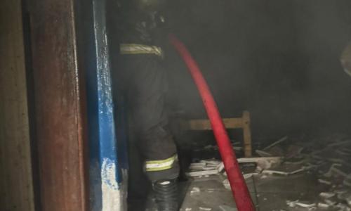 Bombeiros combatem incêndio em residência no Jardim Natal em Juiz de Fora