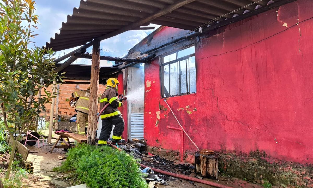 Bombeiros controlam incêndio em residência em São Vicente de Minas